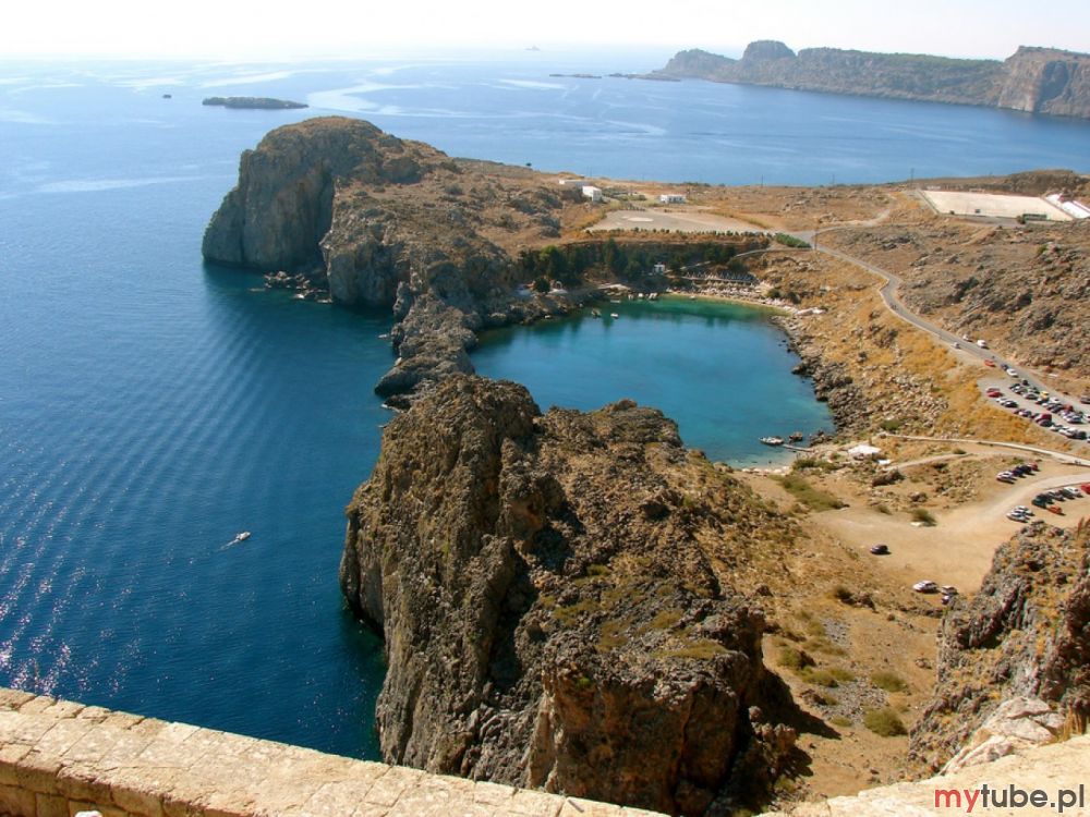 Lindos to drugi po Rodos port i miejscowość wypoczynkowa na wyspie, które zostały uznane za zabytek narodowy (wszystkie inwestycje są tu ściśle kontrolowane). Przy tutejszych krętych i wąskich uliczkach stoją oryginalne domy z ukwieconymi...