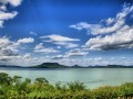 Jezioro Balaton jest największym jeziorem Węgier i Europy Środkowej: jego długość to 80 km, a szerokość waha się od 2 do 12 km. Dzięki takim rozmiarom zasłużył sobie na miano „Węgierskiego Morza”. Wokół Balatonu rozwinęło...